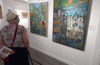 Personne âgée dans un musée qui regarde un tableau dans un musée