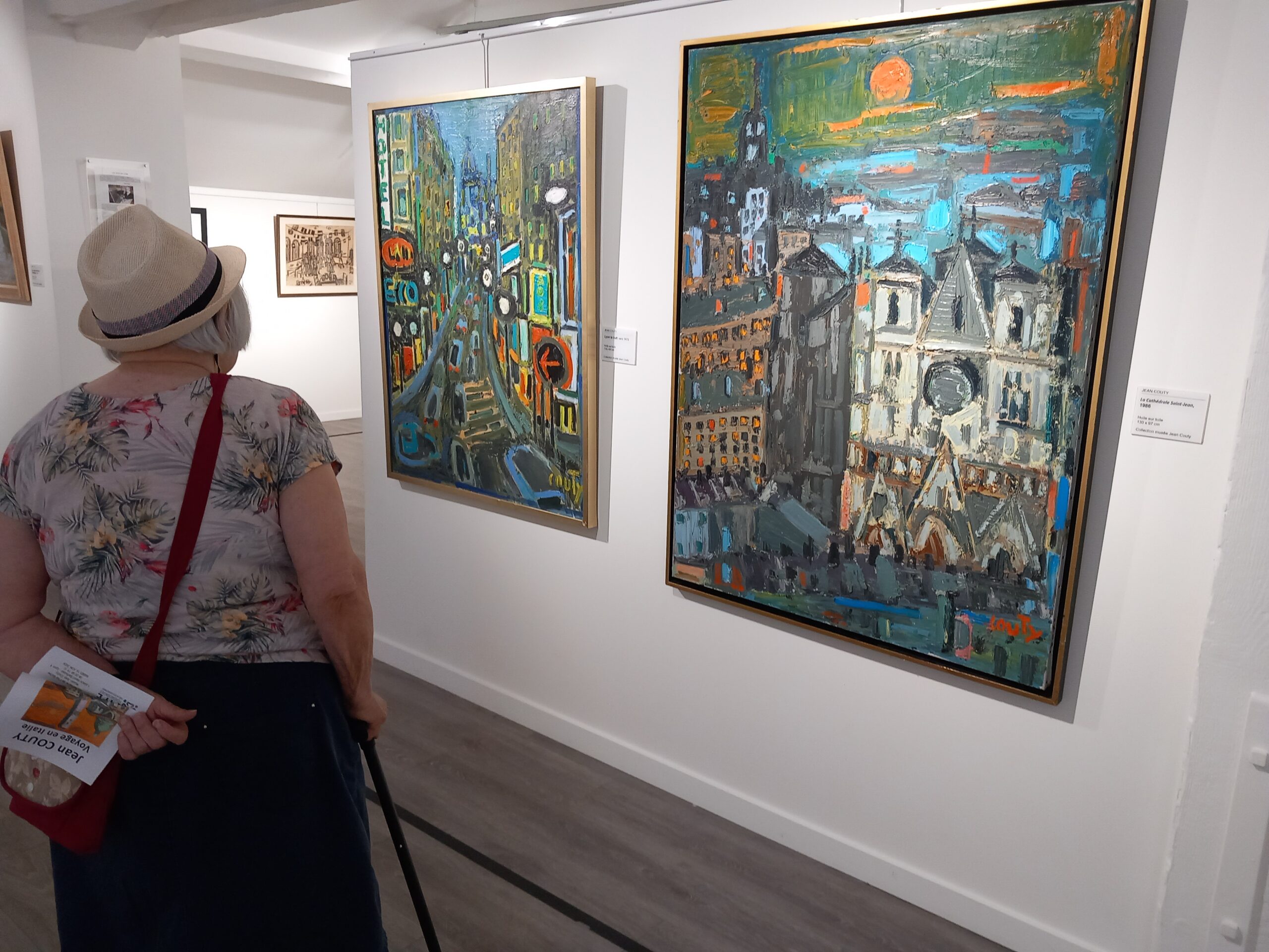 Personne âgée dans un musée qui regarde un tableau dans un musée
